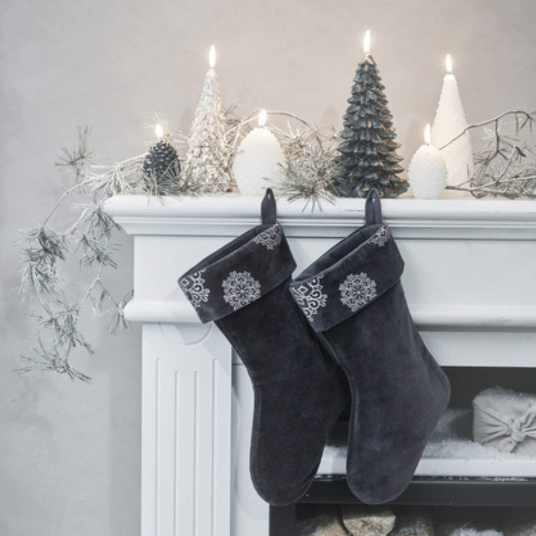 Trelia White Pine Cone Candle – 10.5 cm