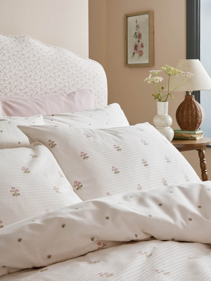 Harthill Daisy Raspberry Duvet Set